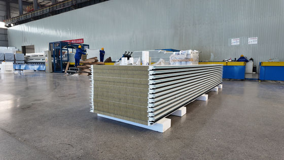 Wyższy 75 mm Dekoracyjny PU Panel Sandwich Z Włoną Skałową Właściwości izolacyjne