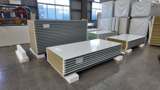 Wysokiej wytrzymałości PU Sandwich Panel z szczelnością powietrzną/szczelnością wodną i doskonałą izolacją termiczną
