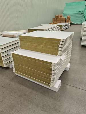 Metalowe panele ścienne i panele kanapkowe idealnie pasują do projektów zewnętrznych