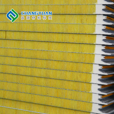 Metalowe panele ścienne i panele kanapkowe idealnie pasują do projektów zewnętrznych