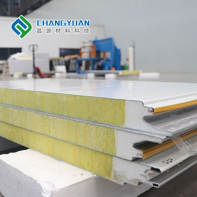 Metalowe panele ścienne i panele kanapkowe idealnie pasują do projektów zewnętrznych