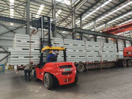 Panel warstwowy do pomieszczeń czystych, dźwiękoszczelny, ognioodporny, z możliwością dostosowania grubości do środowisk o wysokiej czystości