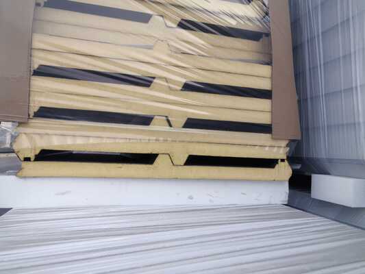Panele dachowe PIR o grubości od 50 mm do 150 mm z rdzeniem z pianki poliizocyjanuranowej i odpornością ogniową klasy B1 do dachów przemysłowych i komercyjnych